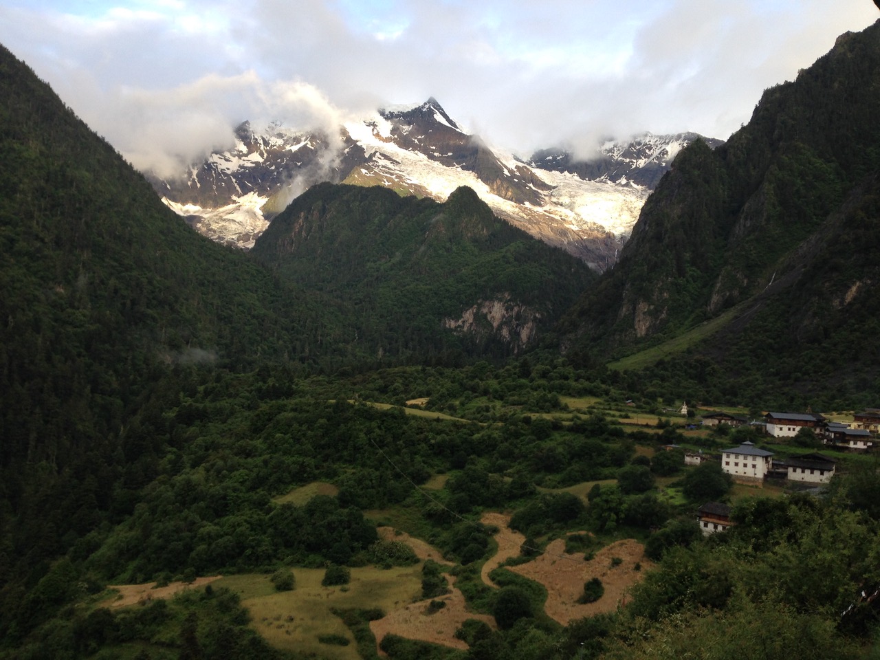 God Mountains and&nbsp;Fengshui&nbsp;Forests: Sacred/Secular Dialectics and the Fate of Rural Tibetan and Han Communities in China&rsquo;s Ecological Civilization