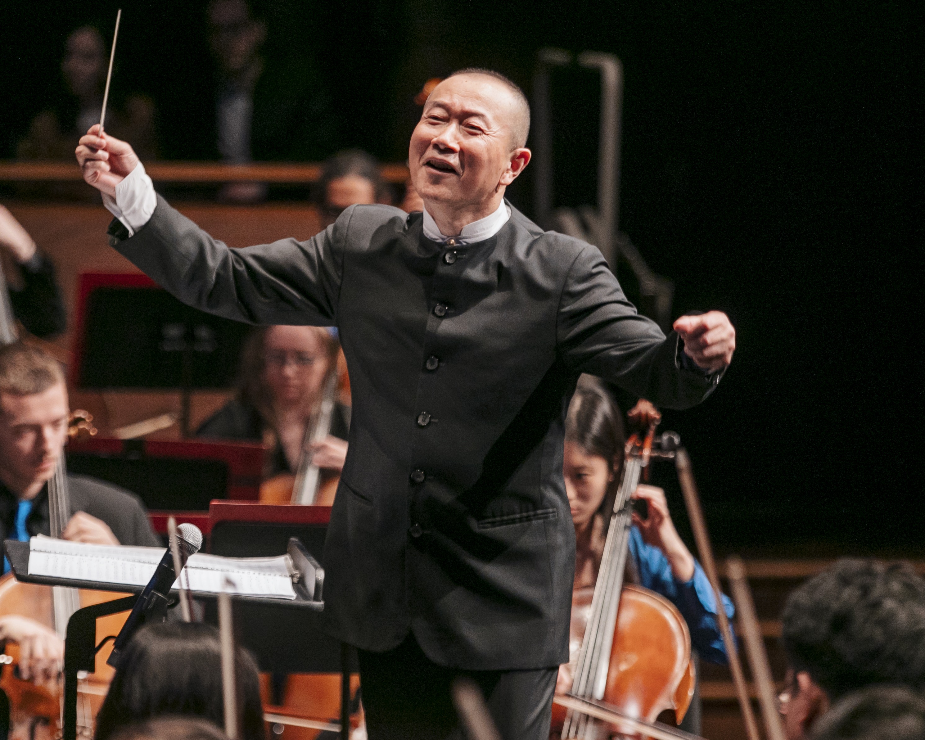 Tan Dun Conducts