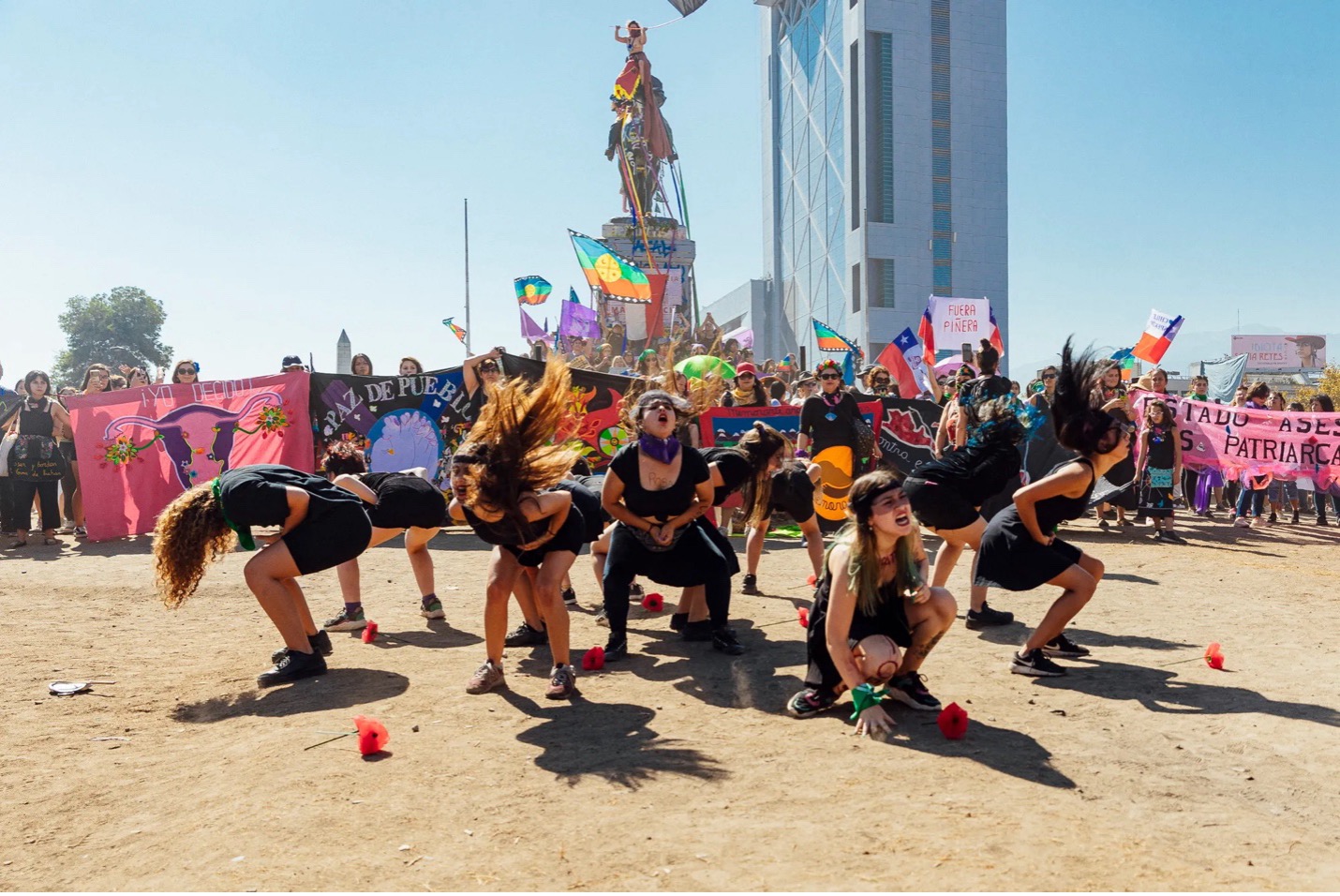 Feminist march in front of the Monument to General Bauqedano, in Santiago de Chile, March 8, 2020. Source: Agencia Uno
&nbsp;