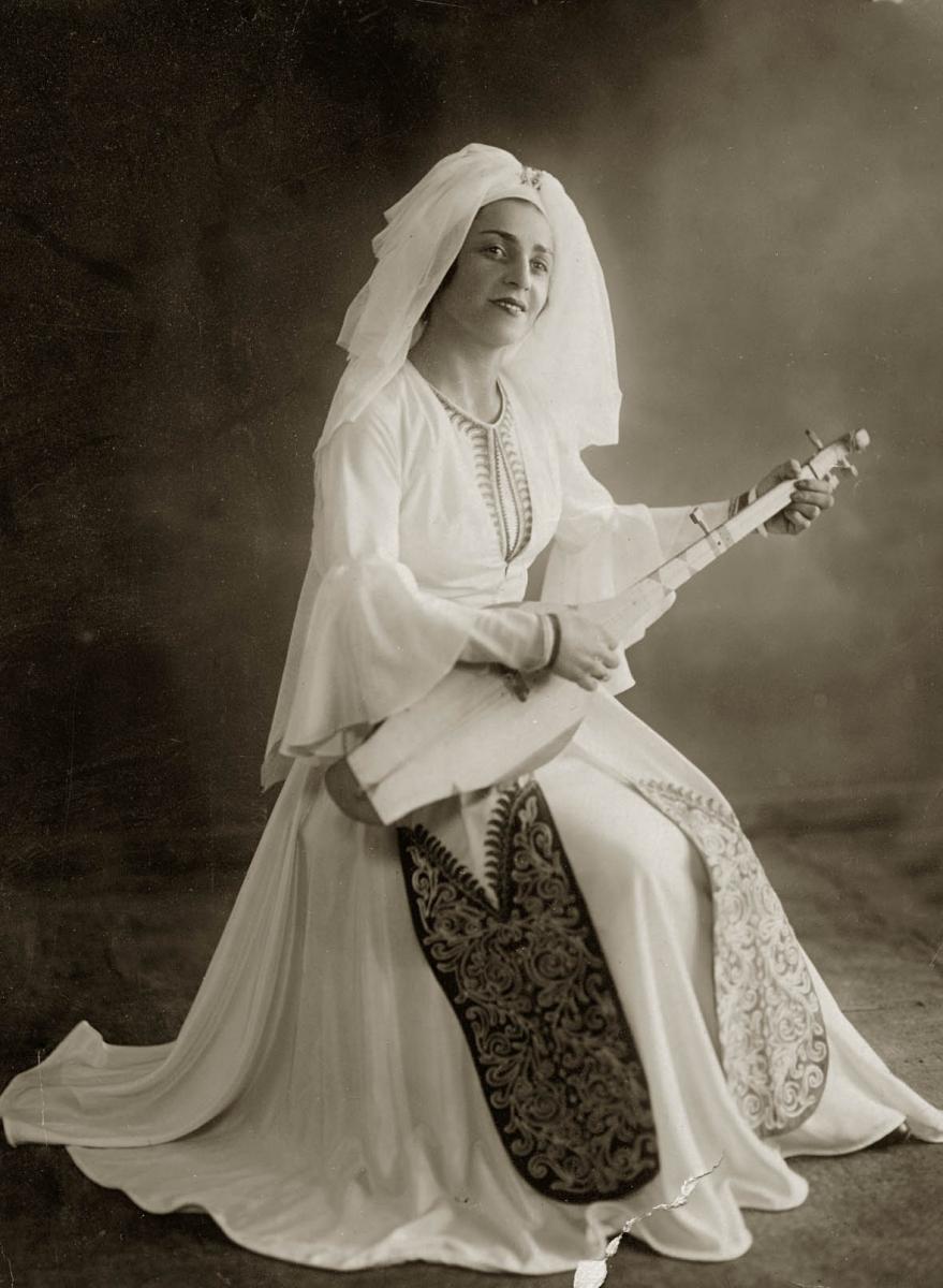 Visit https://www.nyfolklore.org/tradarts/music/artist/linichc.html